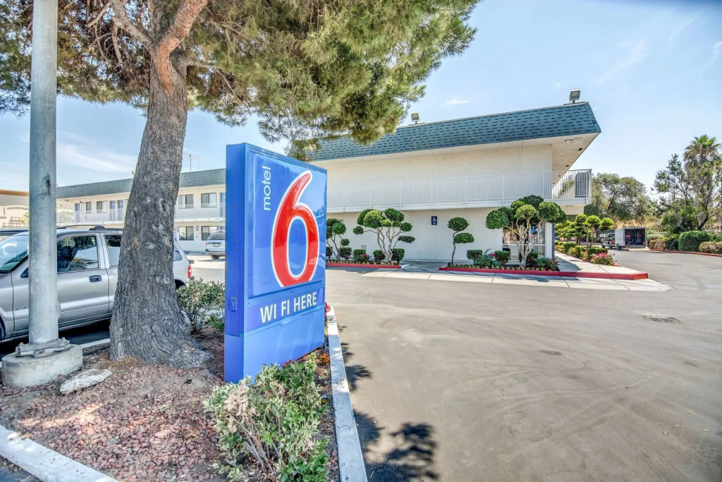 Super 8 by Wyndham Tracy