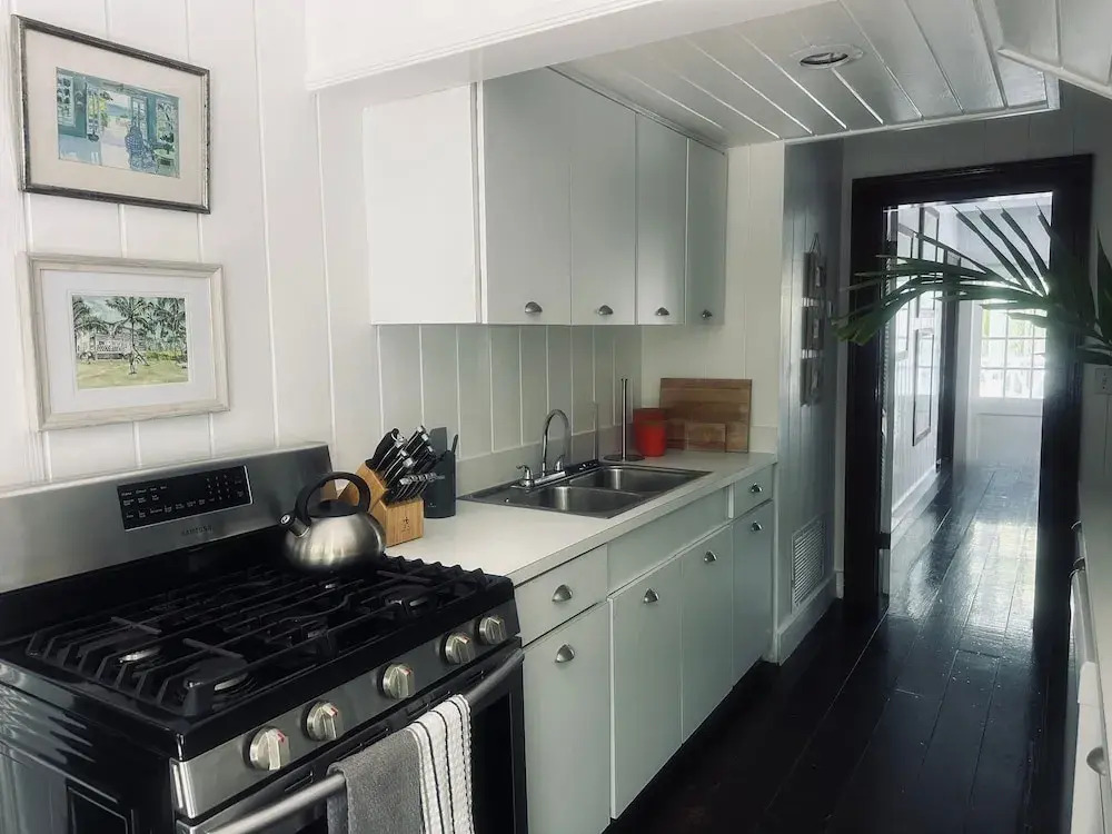 Hibiscus Hill Guest House - Elegant Garden Oasis, Pink Sand Bch 4 Bedroom Home