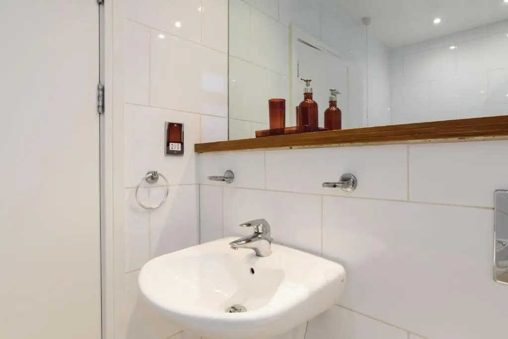 2 Bed Cardiff House with Hot Tub, BBQ, Terrace & Free Parking