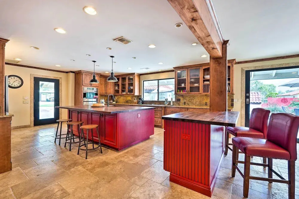 Pool & Putting Green: Group Getaway in Glendale