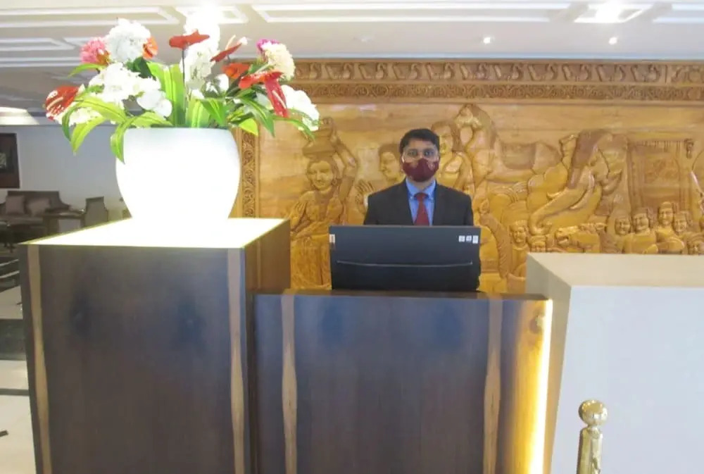 Goroomgo Crown Bhopal