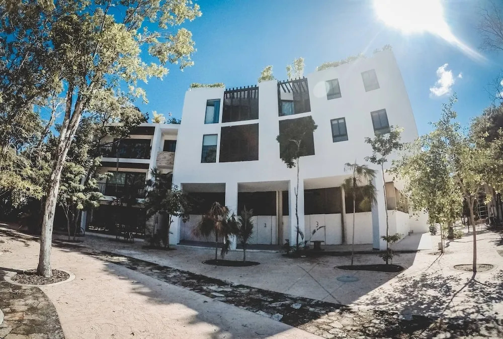 Beautiful Penthouse for 2 With Private Patio and Common Pool in the Building