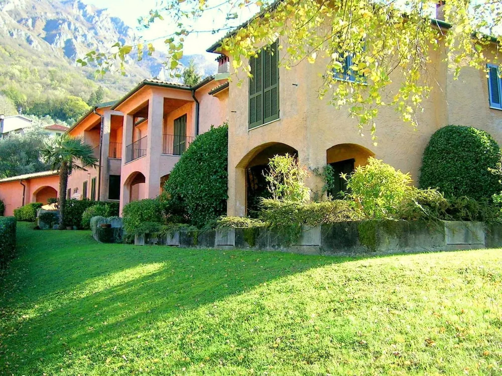 Spacious and Neat Linked House at the Como Lake