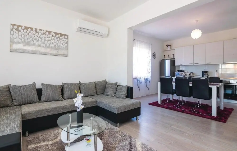 Awesome Home in Gorica With Wifi and 5 Bedrooms