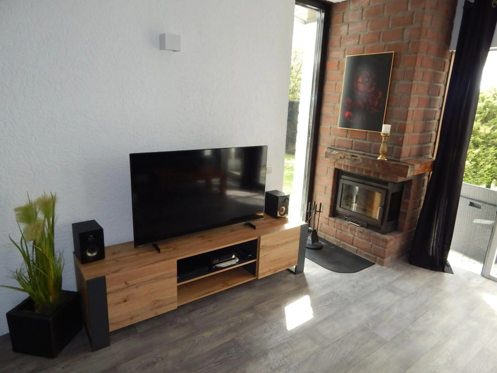 Wunderschoenes-freistehendes-Ferienhaus-an-der-See-Sauna-Strand-Yachthafen-WLAN
