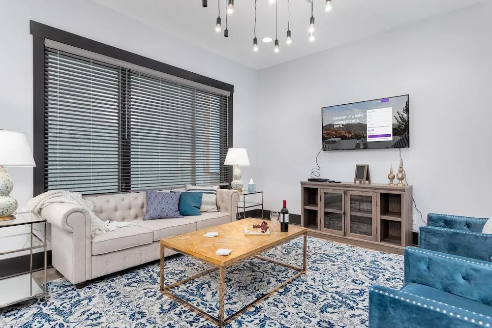 6bed/4ba Townhouse at the tip of West End by Domio