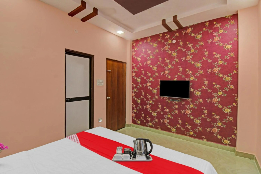 OYO 90872 Raj Hotel