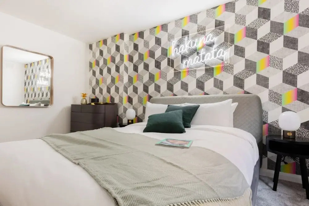 The Kensington Grove - Stylish 2BDR Flat with Private Patio