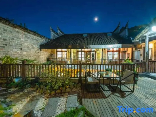 Fenghuang Dengli Courtyard Inn (East Gate of the Ancient City)