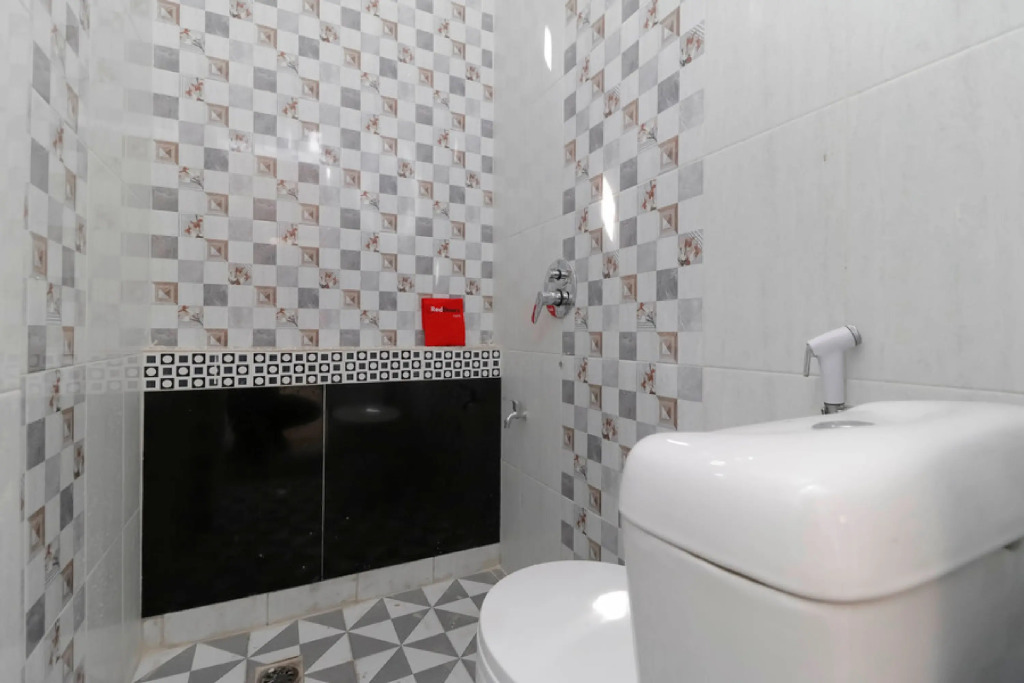 RedDoorz Plus near RS Royal Prima Medan