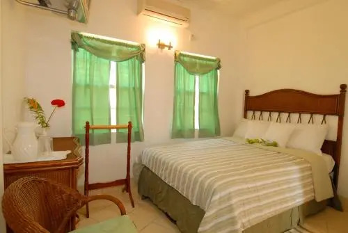 Deyna'S City Inn