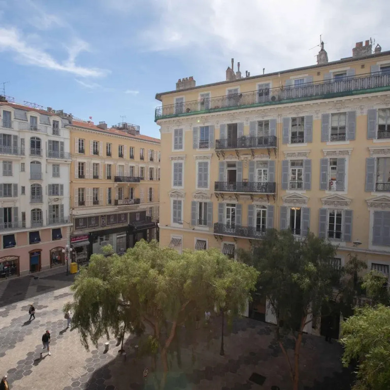 Le Magenta in Nice With 1 Bedrooms and 1 Bathrooms