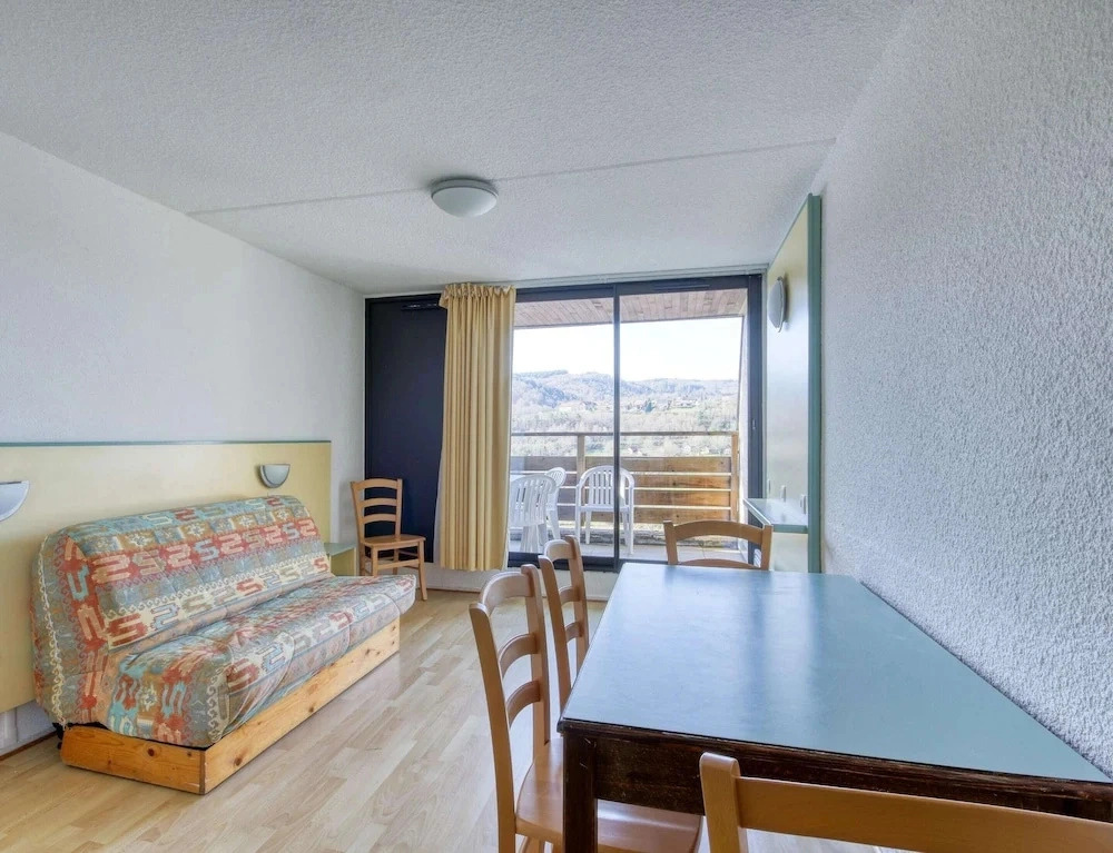 Lake View Miremont Apartment for 5