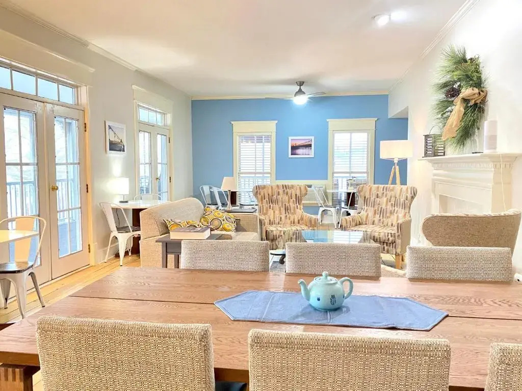 Harbor House Inn