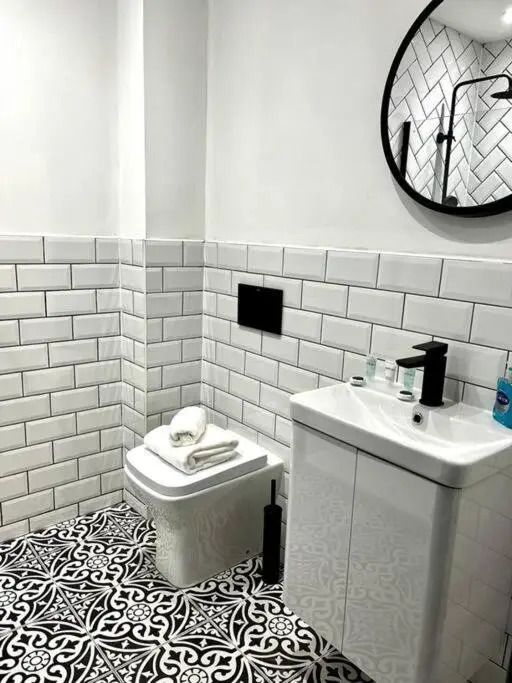 New! Stunning 1 bed Apt in West End