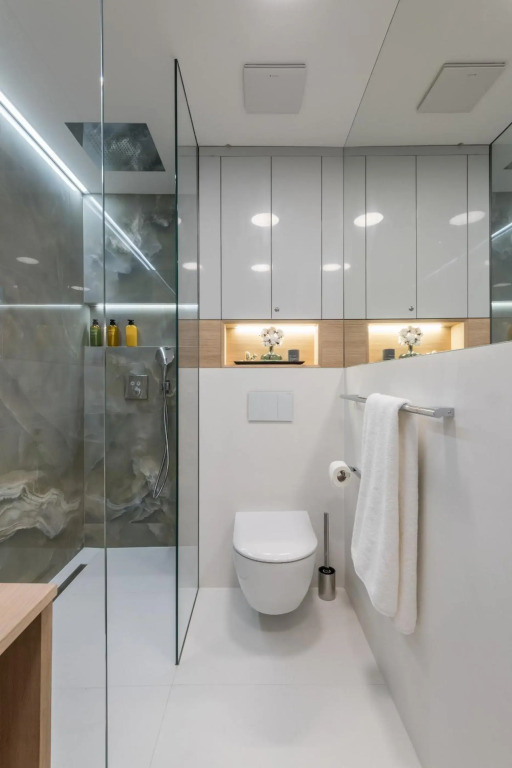Fully renovated stylish duplex in a convenient location