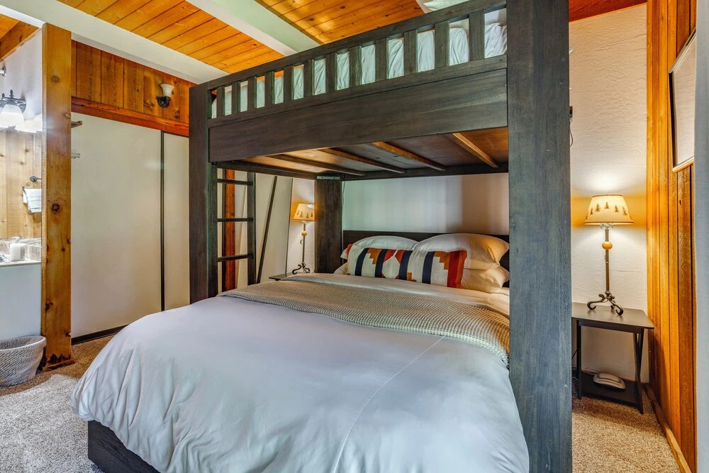 Mammoth Lakes Vacation Rental: 1 Mi to Ski Area!