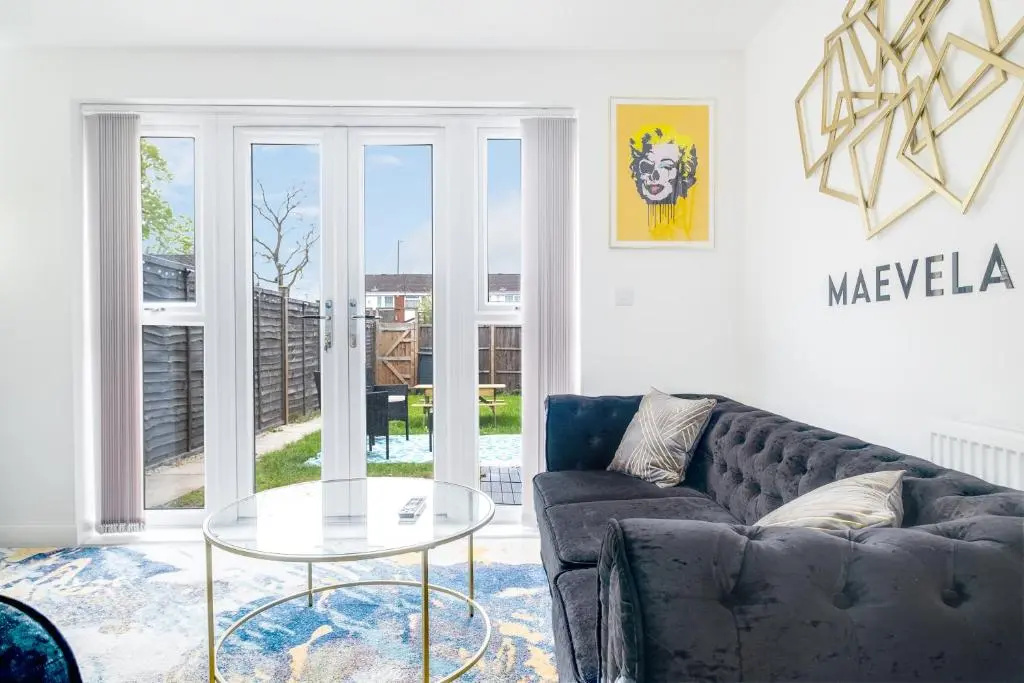 Luxury 2 Bed House City Centre ✘ BBQ & GARDEN ☆ FAMILY FRIENDLY→ Swingball & Outdoor Furniture - FREE PARKING → With 50 Inch Smart TV, FREE NETFLIX & WIFI ✘ Comfy Seating Area - BY MAEVELA®