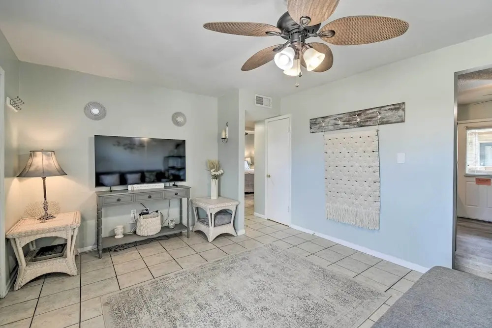 Gulf Shores Condo w/ Pool & Grill: Walk to Beach!