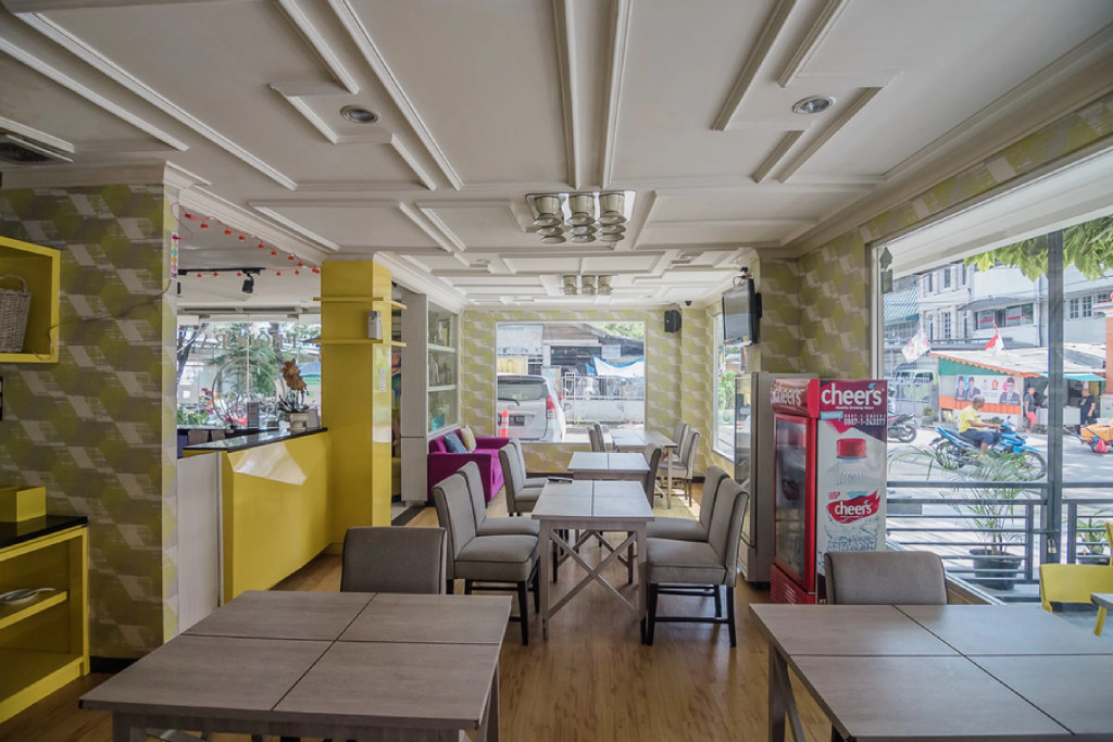 RedDoorz Plus near Mangga Besar Station 2