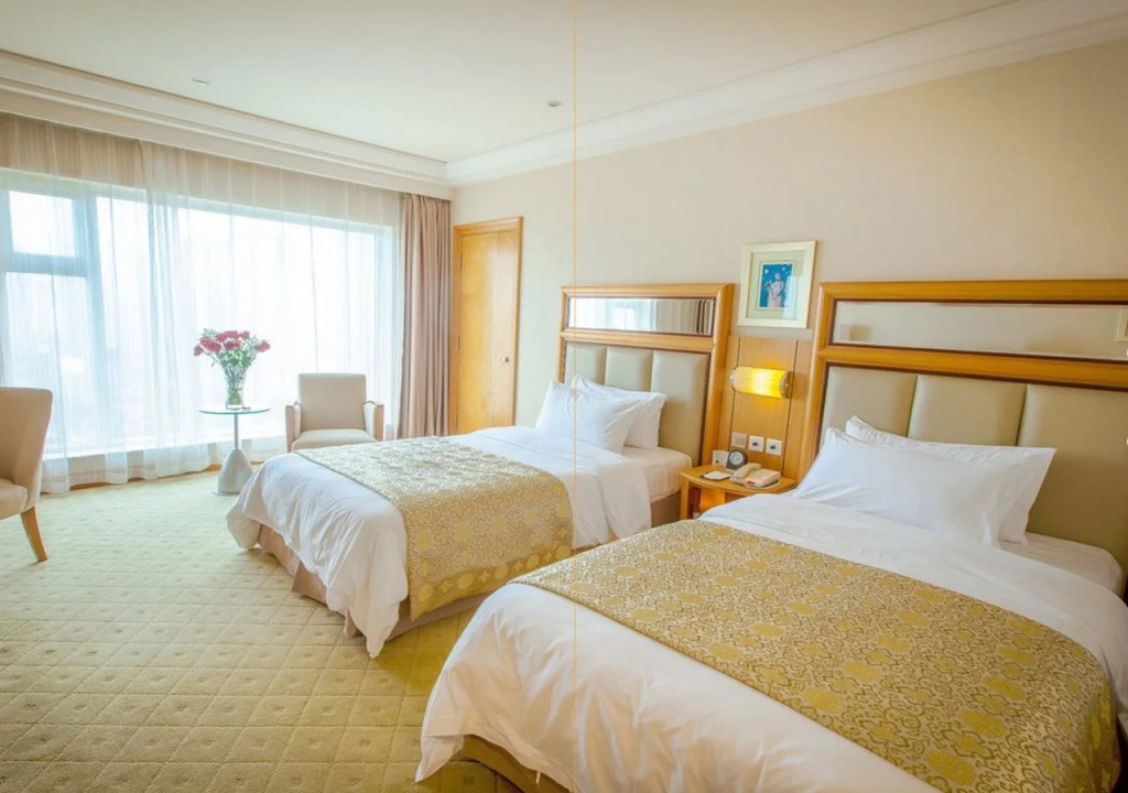 Wuhan Mayflowers Hotel (Wuchang Railway Station Zhongnan Road Metro Station Branch)