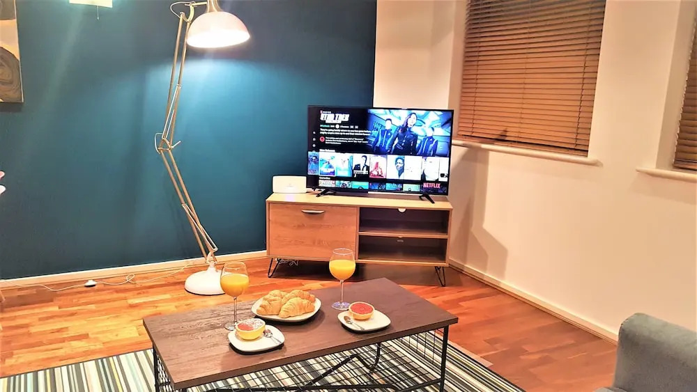 Stylish Central Reading Apartment with Free Parking