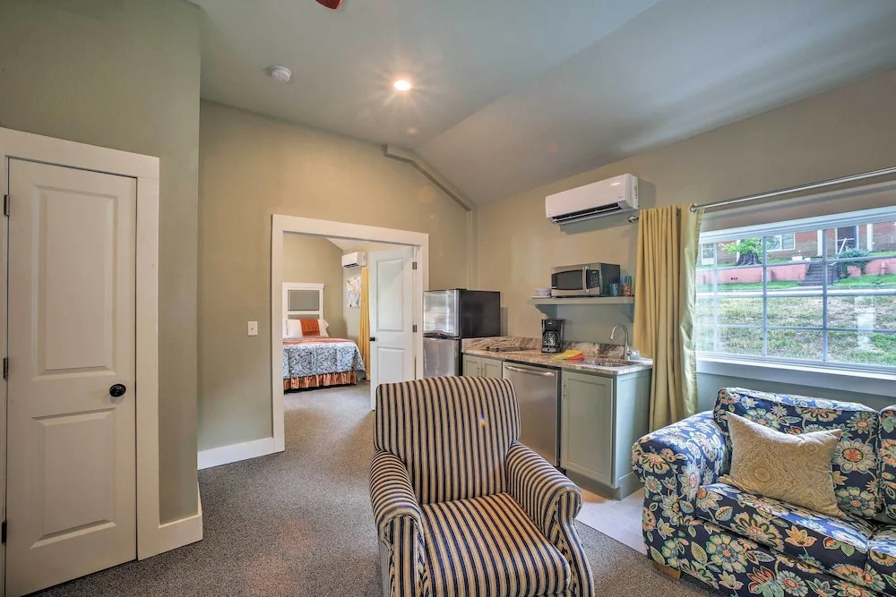 Fire Pit Access: Cozy Dtwn Branson Cottage!
