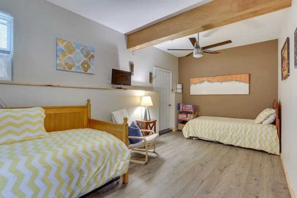 Hot Tub & Pool Access: Year-round Pocono Retreat!