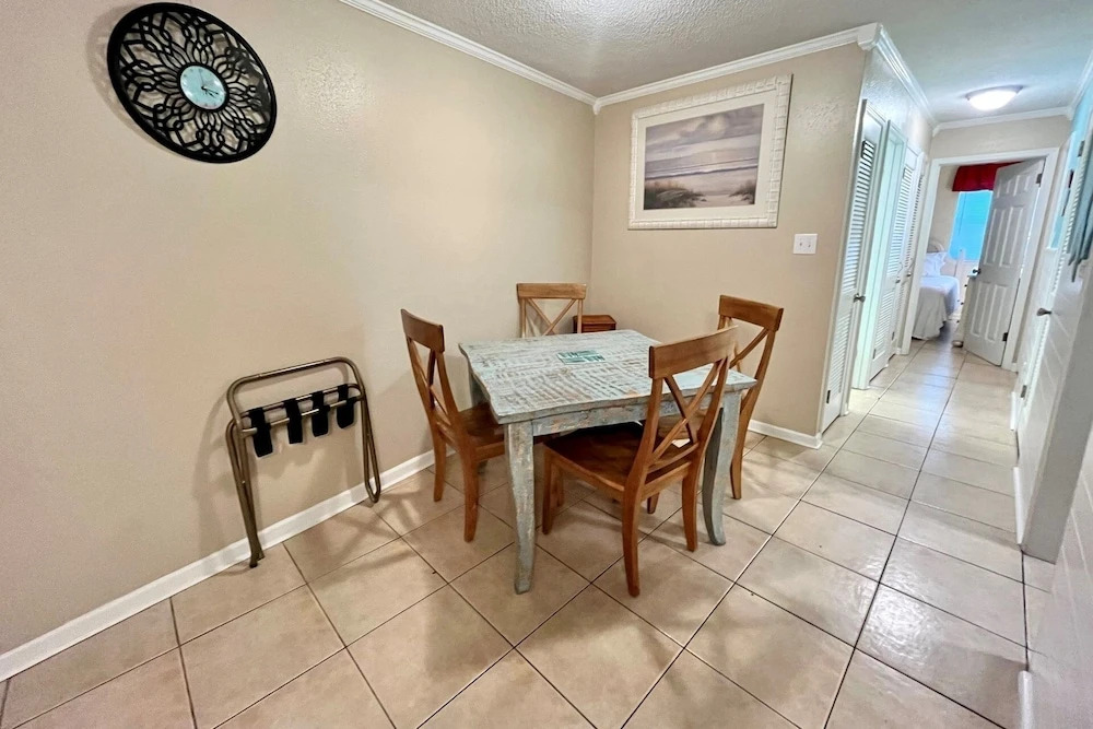 Sea Breeze 211 2 Bedroom Condo by Redawning