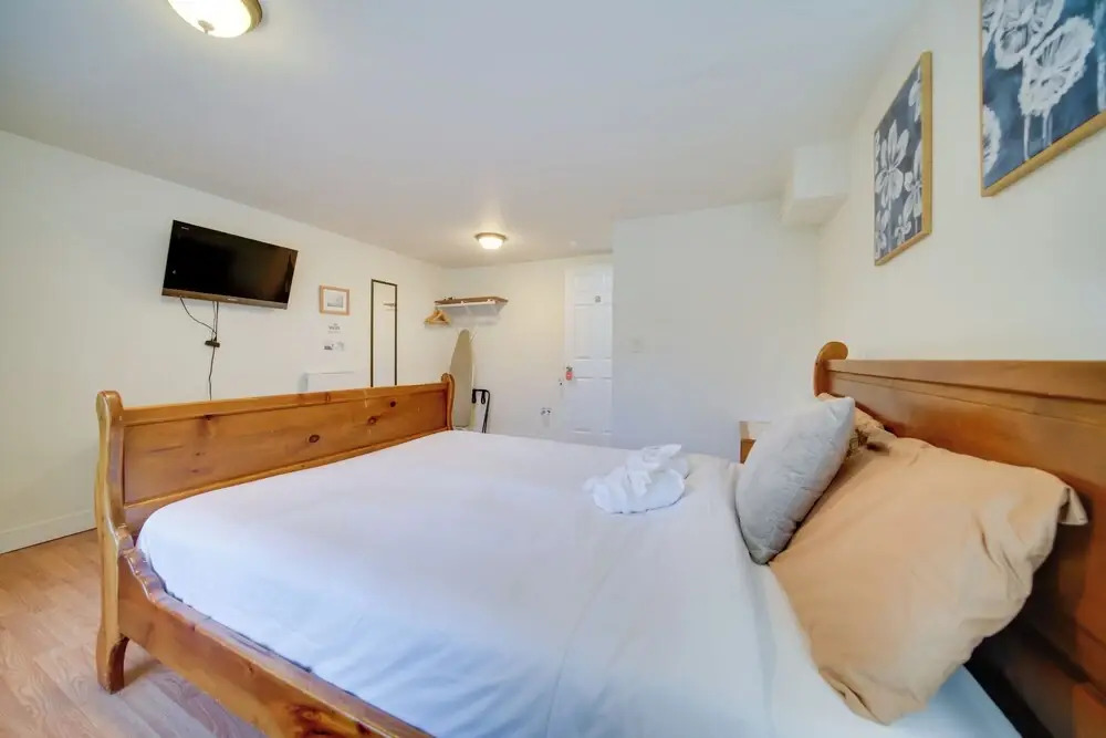 6 Mi to Downtown Seattle: Step-free Apt w/ Patio
