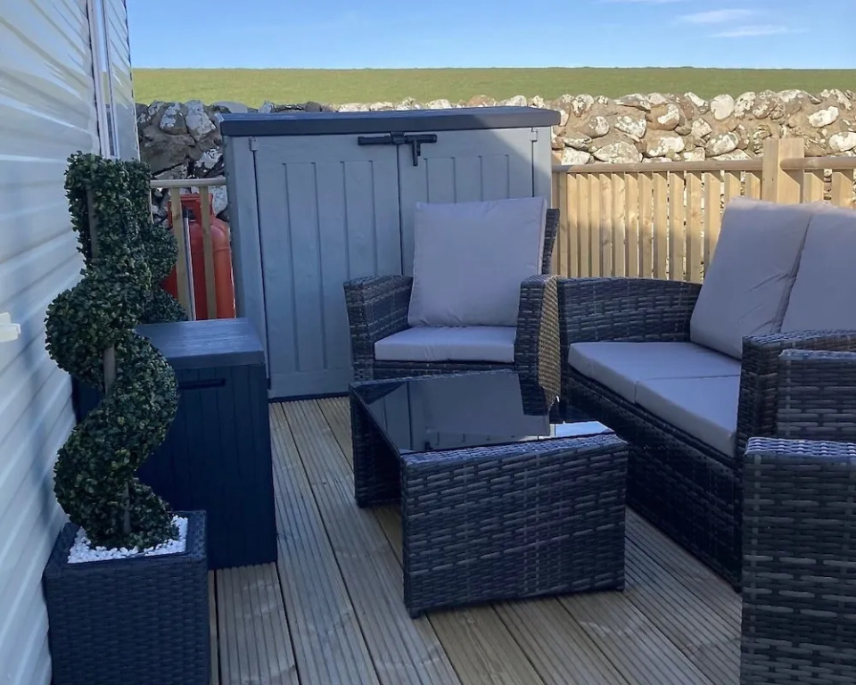 2 Bed-sleeps4-beachfront-free Parking