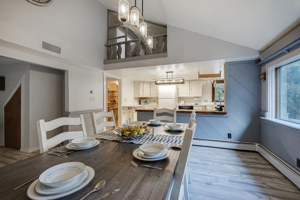 Killington Mountain Home! HotTub & 5 min to Skiing! 3 Bedroom Home by RedAwning