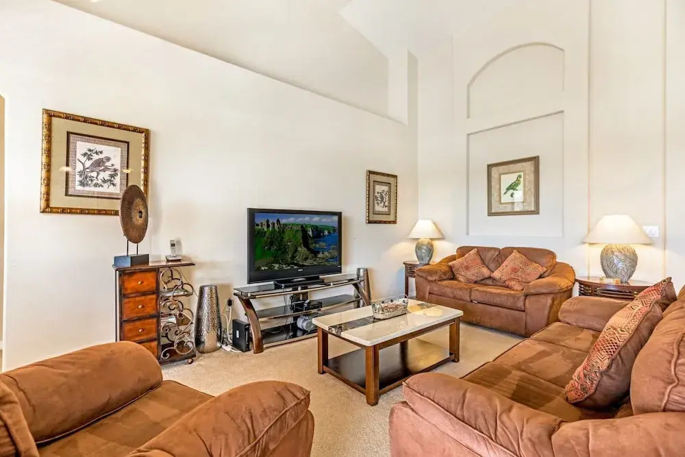 Large 5 bed Villa With Pool and spa Overlooking Conservation and Woodland Area