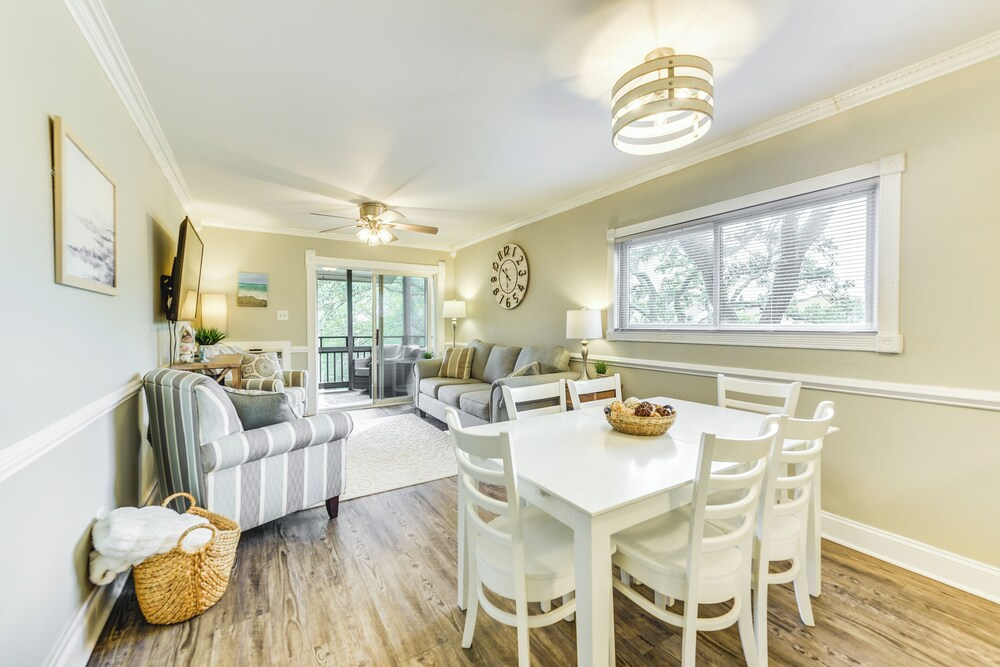 Walk to Ocean: Unit w/ 2 Balconies in Myrtle Beach
