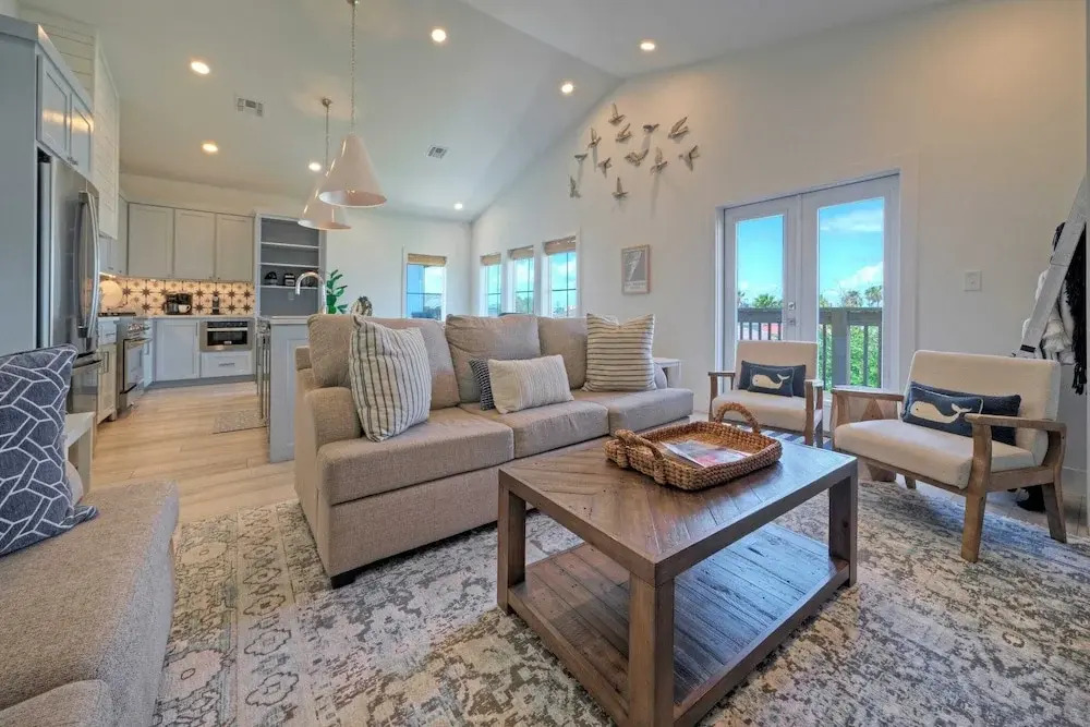 Luxury 4bdr Beach Retreat w/ Private Pool Walk to Dining + Shops Shore Thang