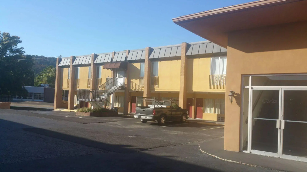Econo Lodge Inn & Suites