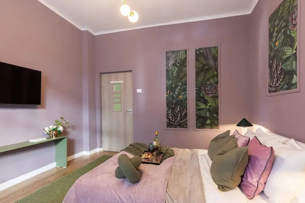 Delightful University Square 1BR, Balcony Church Views