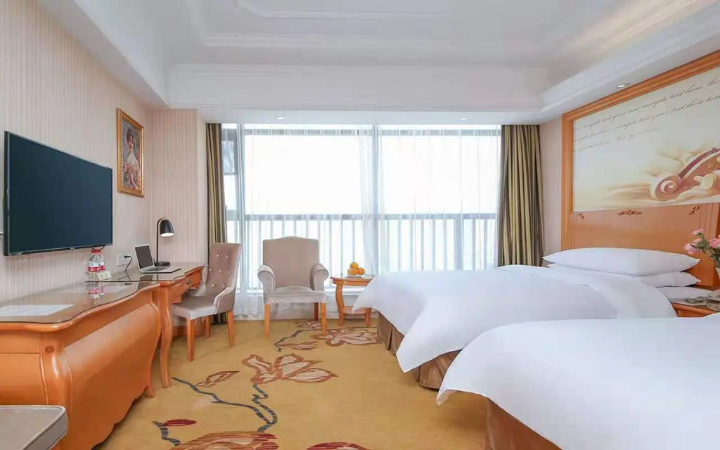 Vienna International Hotel (Wuhan East Railway Station Huanglongshan Metro Station)