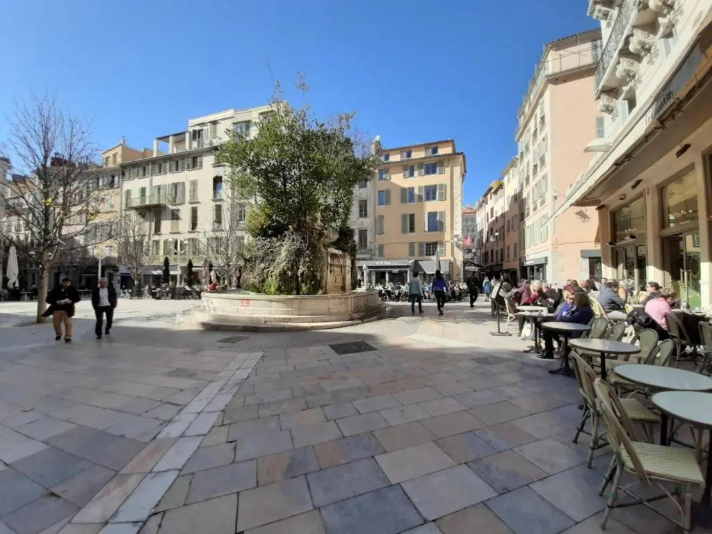 Vue sur rade appartement élégant vaste climatisé étage élevé ascenseur proche parking et toutes commodités au cœur du Toulon historique