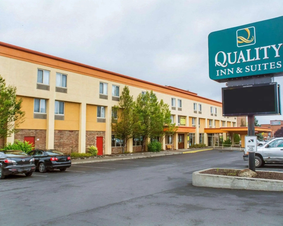 Clarion Hotel & Suites Riverfront
