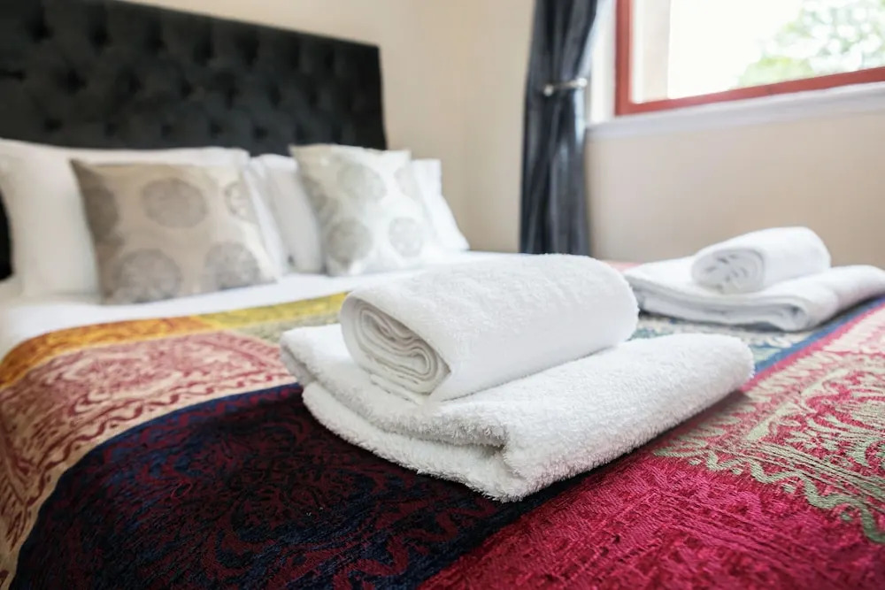 2 Bed Flat - Sleeps 4 - Parking - Wifi