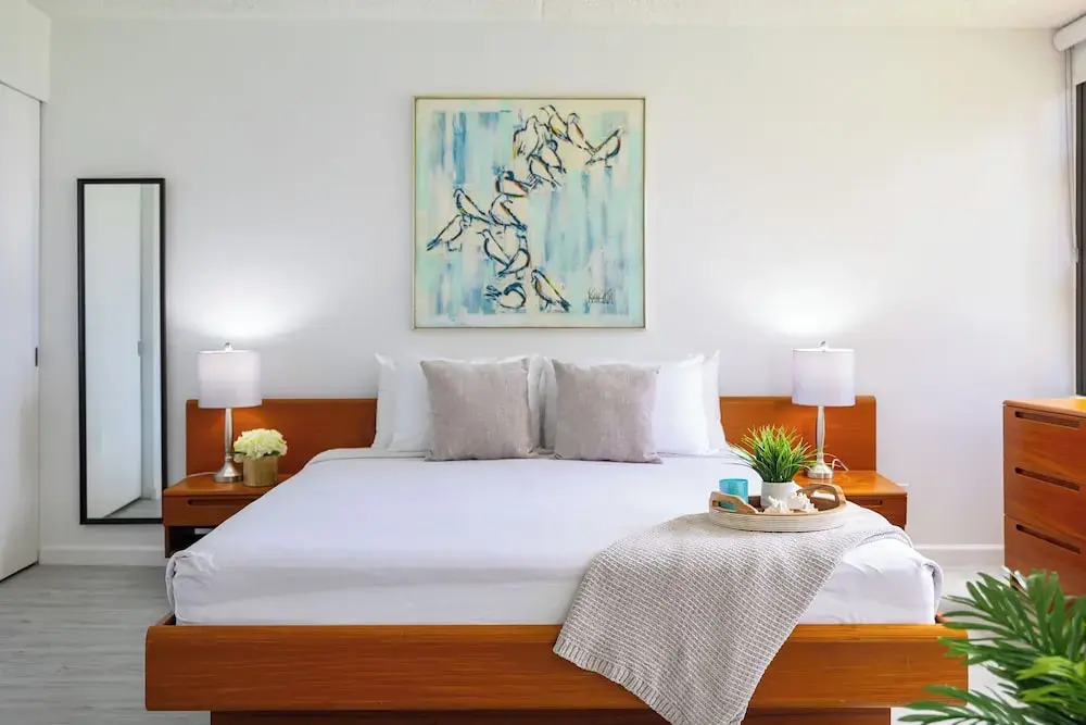 Waikiki Banyan Condo w/ King Bed & Parking, Near Beach