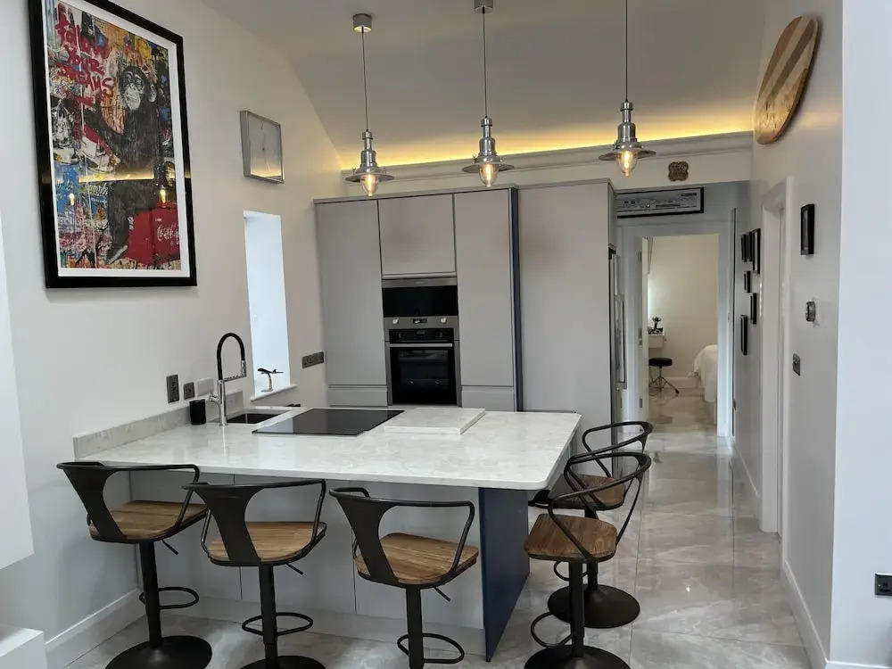 Cottage-sleeps 5-parking-near Beach-fireplace