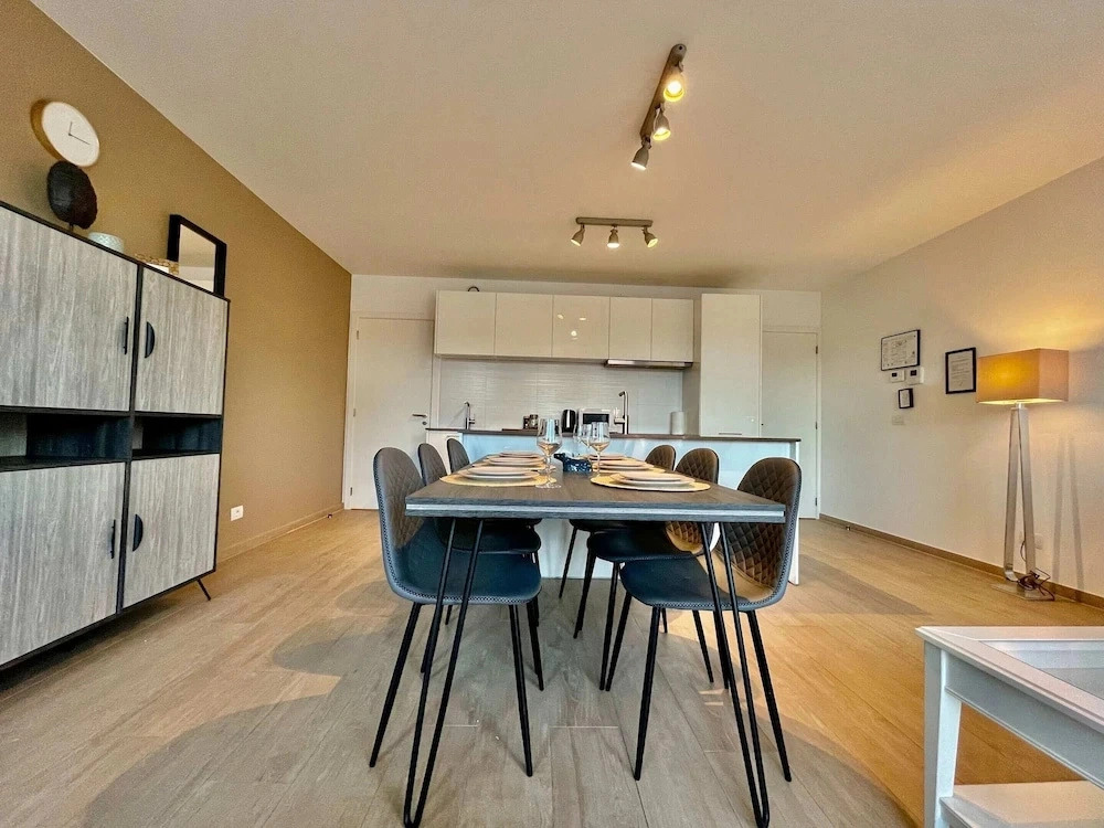 Sparkling City Suite Near Diamonds