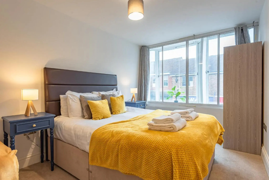 Sleeps 7 - Spacious Modern Apartment in Newbury Town Centre by JDF Property