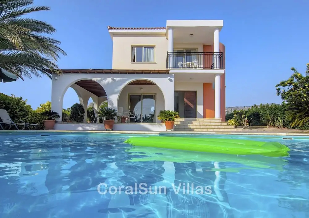 Amazing Pool, Complete Privacy, Amenities and Beach Nearby