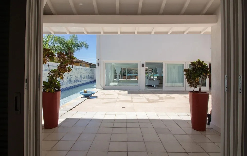 Mansão Pé na Areia Ferradura com 4Suítes