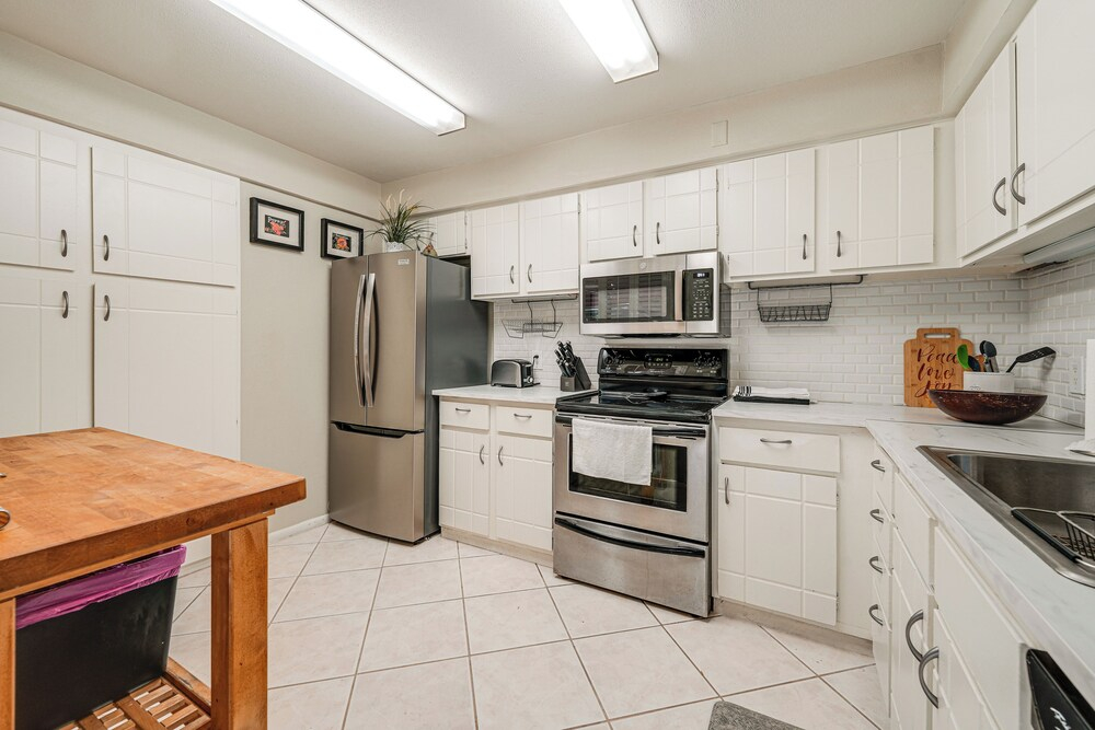Pool Access & Private Patio! Prime Arcadia Condo
