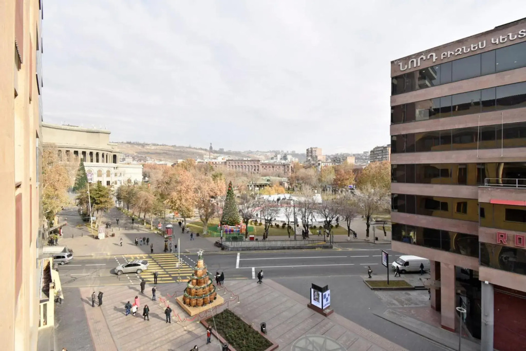 Northern Avenue 2 Bedroom Apertment With Great View HH656