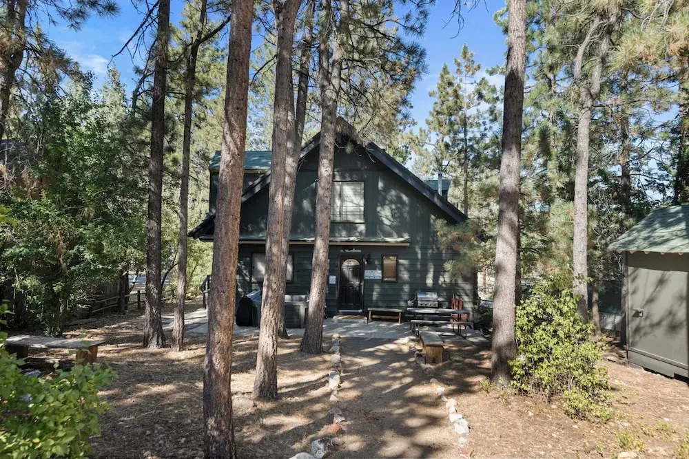 The Lakehouse Cabin
